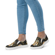 Load image into Gallery viewer, Tiger in the Garden - Women’s slip-on canvas shoes
